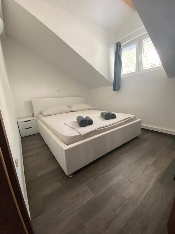Guesthouse Ruza Sobra Apartments In The Attic Of The House Ngoại thất bức ảnh